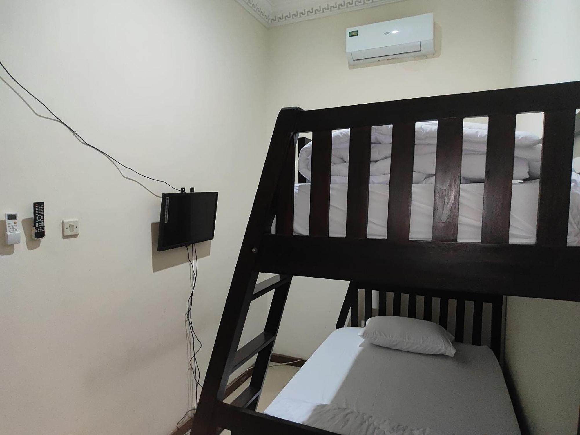 Tirto 27 Homestay Джок'якарта Екстер'єр фото