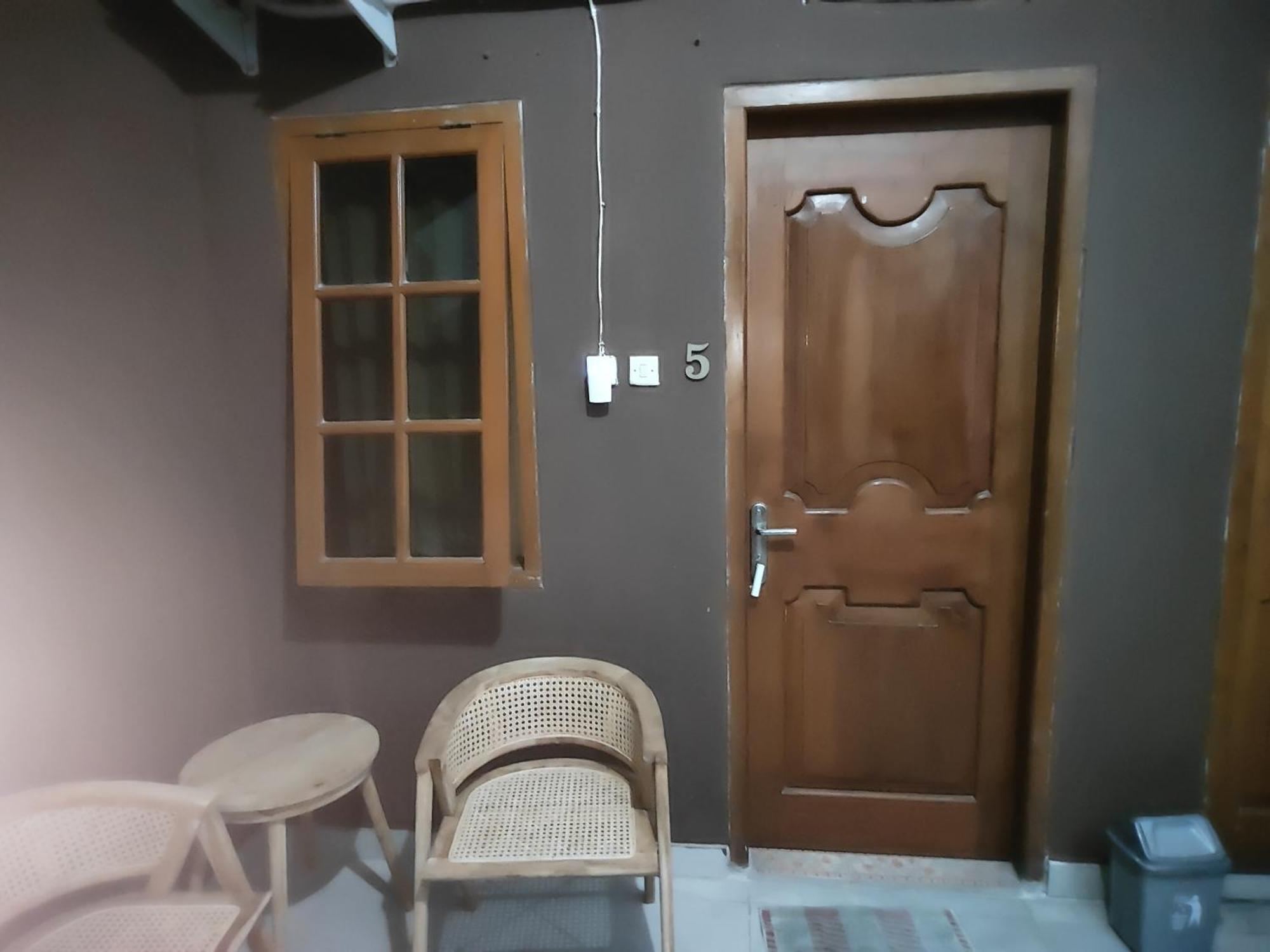 Tirto 27 Homestay Джок'якарта Екстер'єр фото